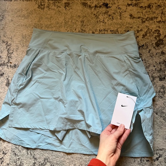 NWT Nike Women’s Dri Fit Bliss Midi Rise Training Skort Size Medium - Picture 1 of 9